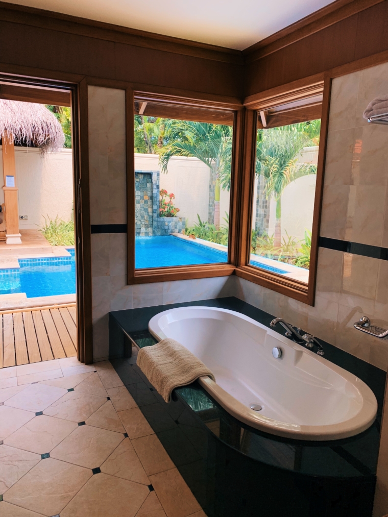 kurumba maldives Deluxe Pool Villa bathroom