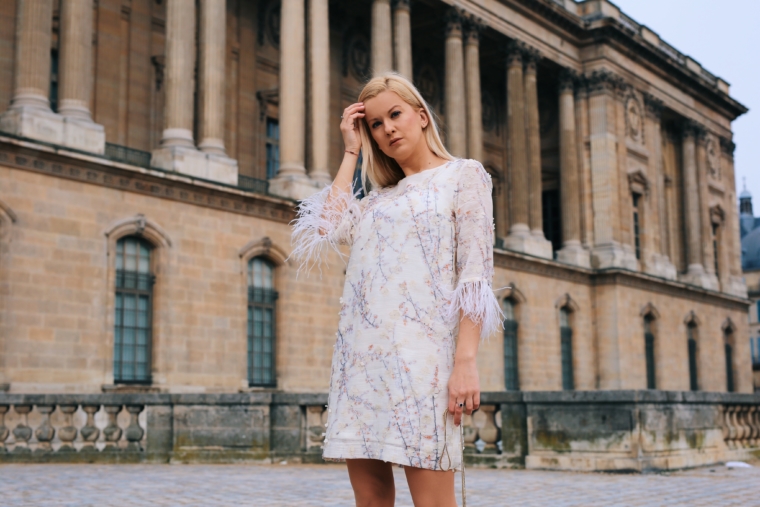 ana alcazar Arise your Senses paris fashion streetstyle 2018 kleid mit federn und aplikationen