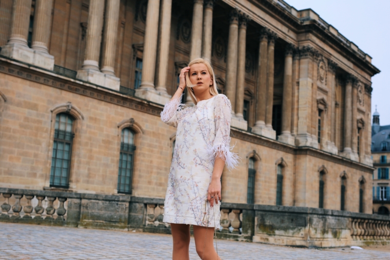 ana alcazar paris fashion week look by palina kozyrava kleid mit federn und aplikationen