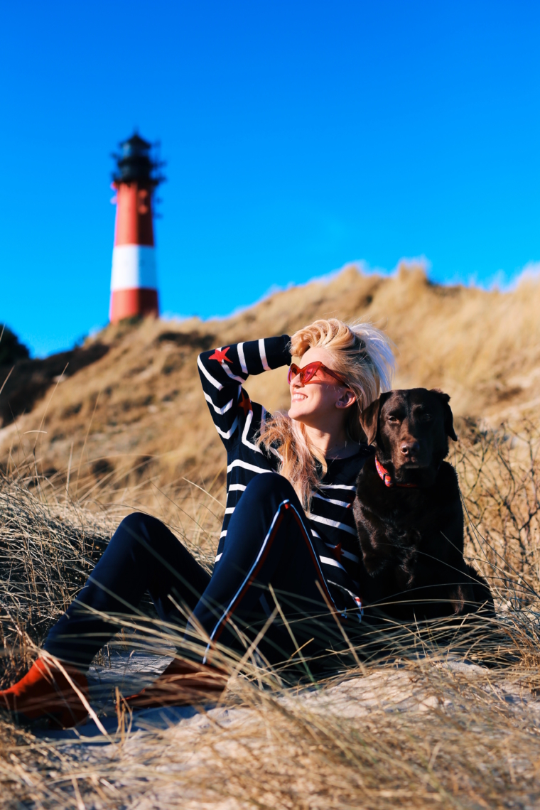 brax gestreifter pullover mit sternen maritin look sylt shooting mit hund labrador 