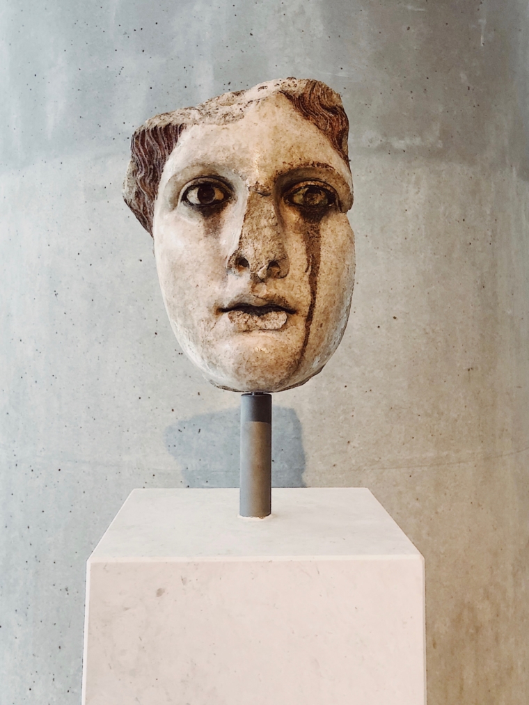 akropolis museum weinende statue