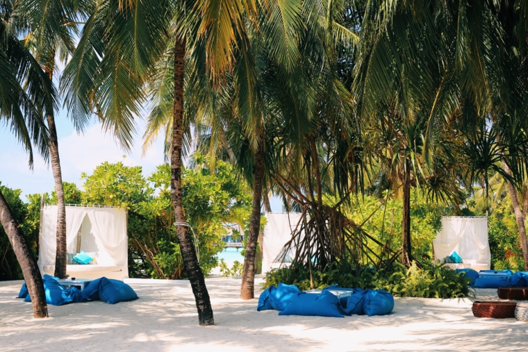 pool beach Velassaru Maldives