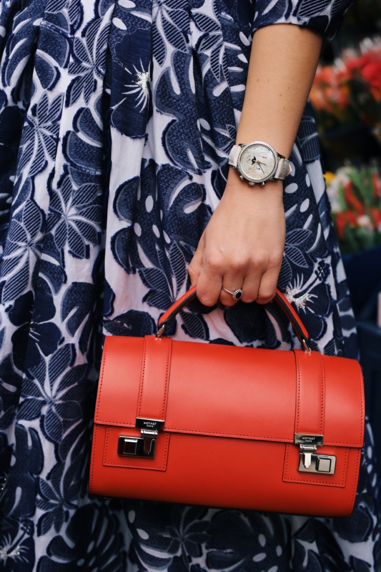 diamantenbesetzte Maurice Lacroix Chronograph Les Classiques in weiß rote Moynat Cabotin Handtasche 