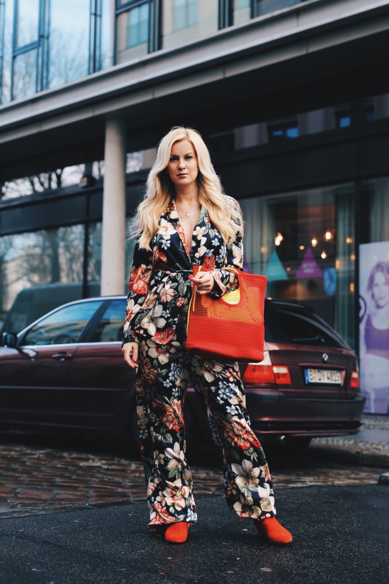 berlin streetstyle blumenprint anzug seide trend print set