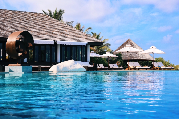 beach club Lily Beach Resort & Spa Maldives