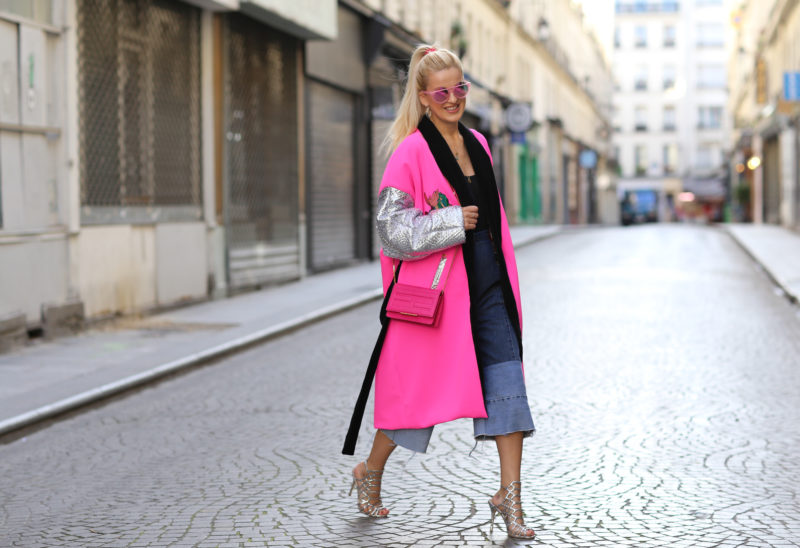 MiniMe Paris Mantel, pink, schwarzer Gürtel, weite Jeans, High Heels