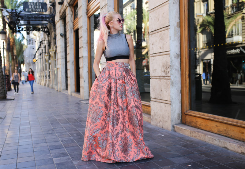 typical valencia, spanish traditional clothes, skirt boovier