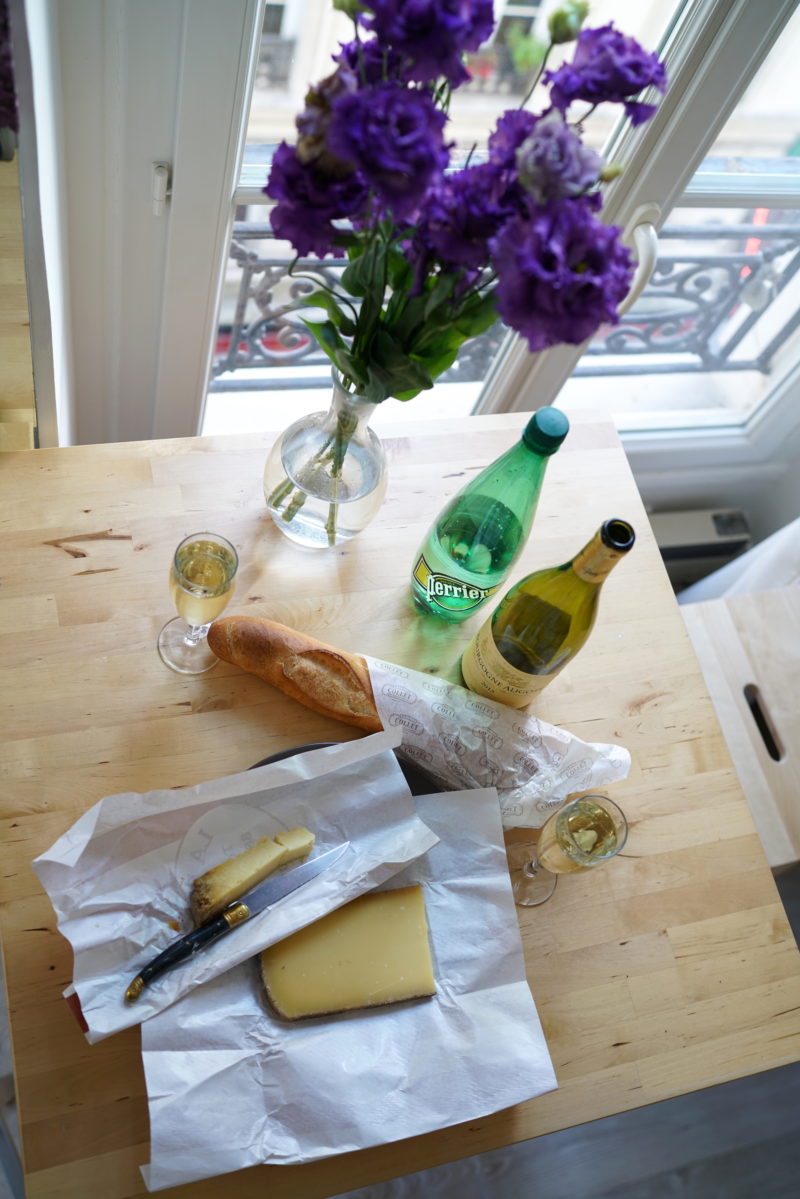 paris, french way of life, baguette, käse, wein, blumen