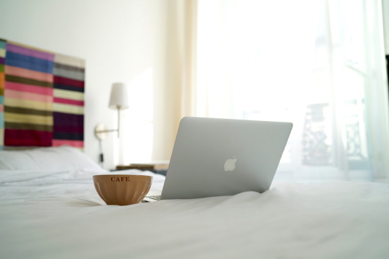 ferienwohnung, bett, macbook, müslischale