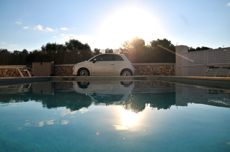 weißer fiat 500, pool, sonnenuntergang