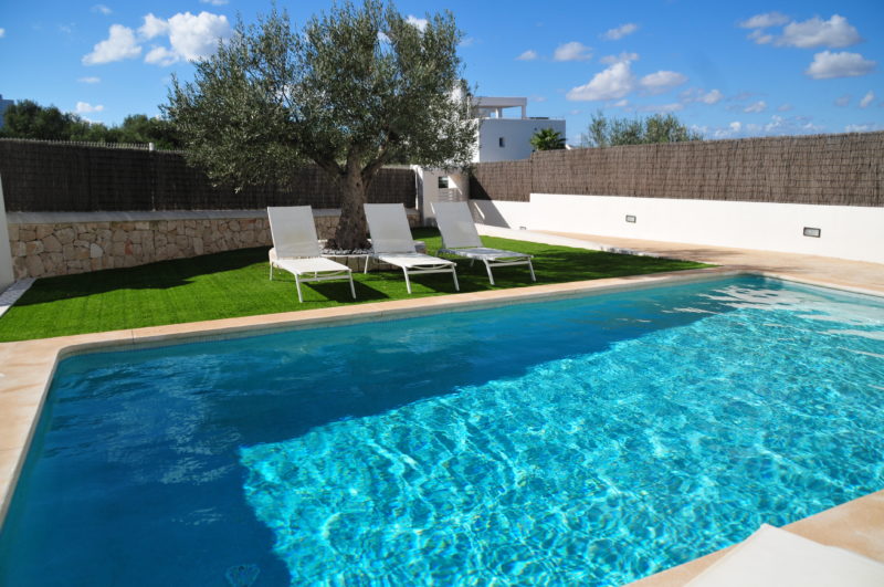 super schöner pool, villa mallorca, weiße sonnenliegen