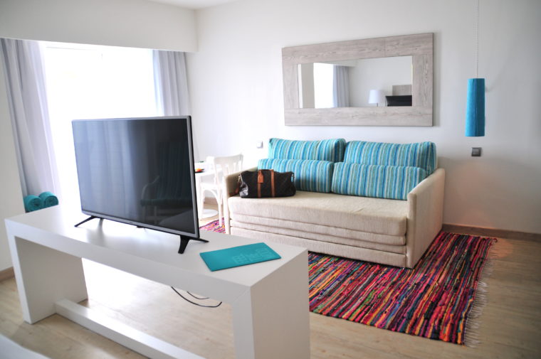 wohnzimmer beige blau