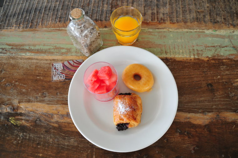 frühstück croissant mit früchten