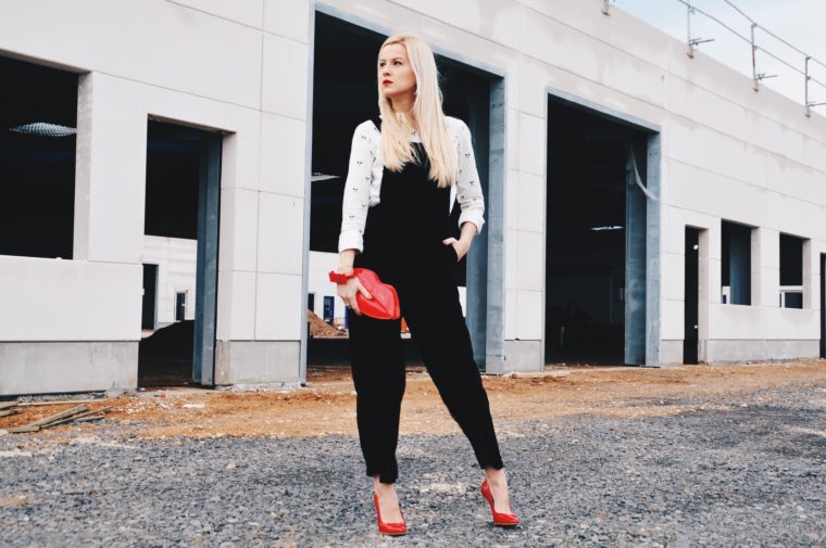 Samt Latzhose Overall schwarz Urban Outfitters