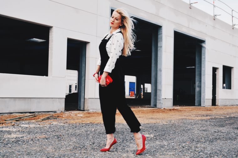 klassische farben schwarz weiß rot kombo