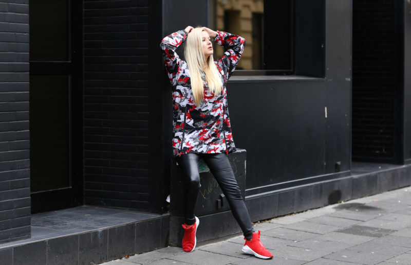 streetstyle, puma camouflage sweatshirt, schwarze hose, rote sneakers