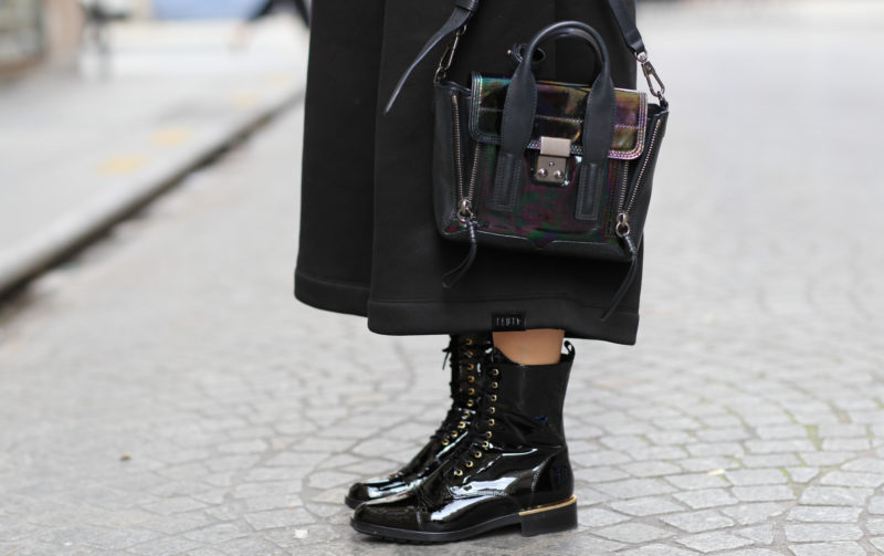 högl lack stiefel mit schnürung, schwarze Handtasche