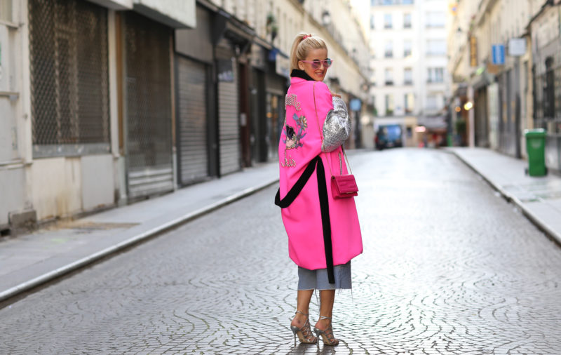 minime paris mantel pink, weite jeans, silberne sandaletten, pinke handtasche