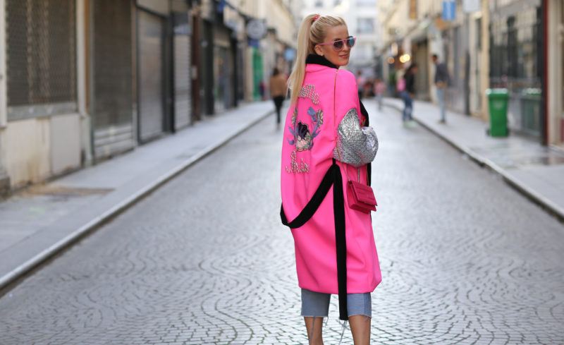 Pinker Mantel mit Bestickung, silberne Ärmel, ausgefallener Look