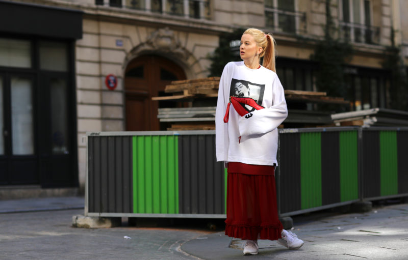 rotes maxikleid, sweatshirt, trend, streetstyle