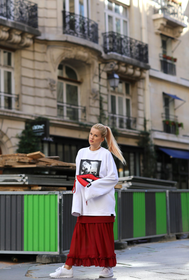 urban streetstyle, puma sweatshirt, reebok sneakers, rotes langes kleid