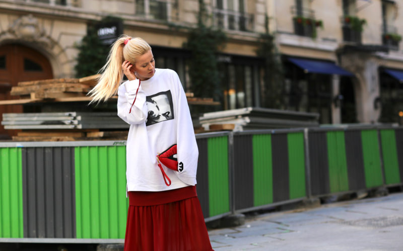 oversized sweatshirt, rotes kleid, kussmund tasche