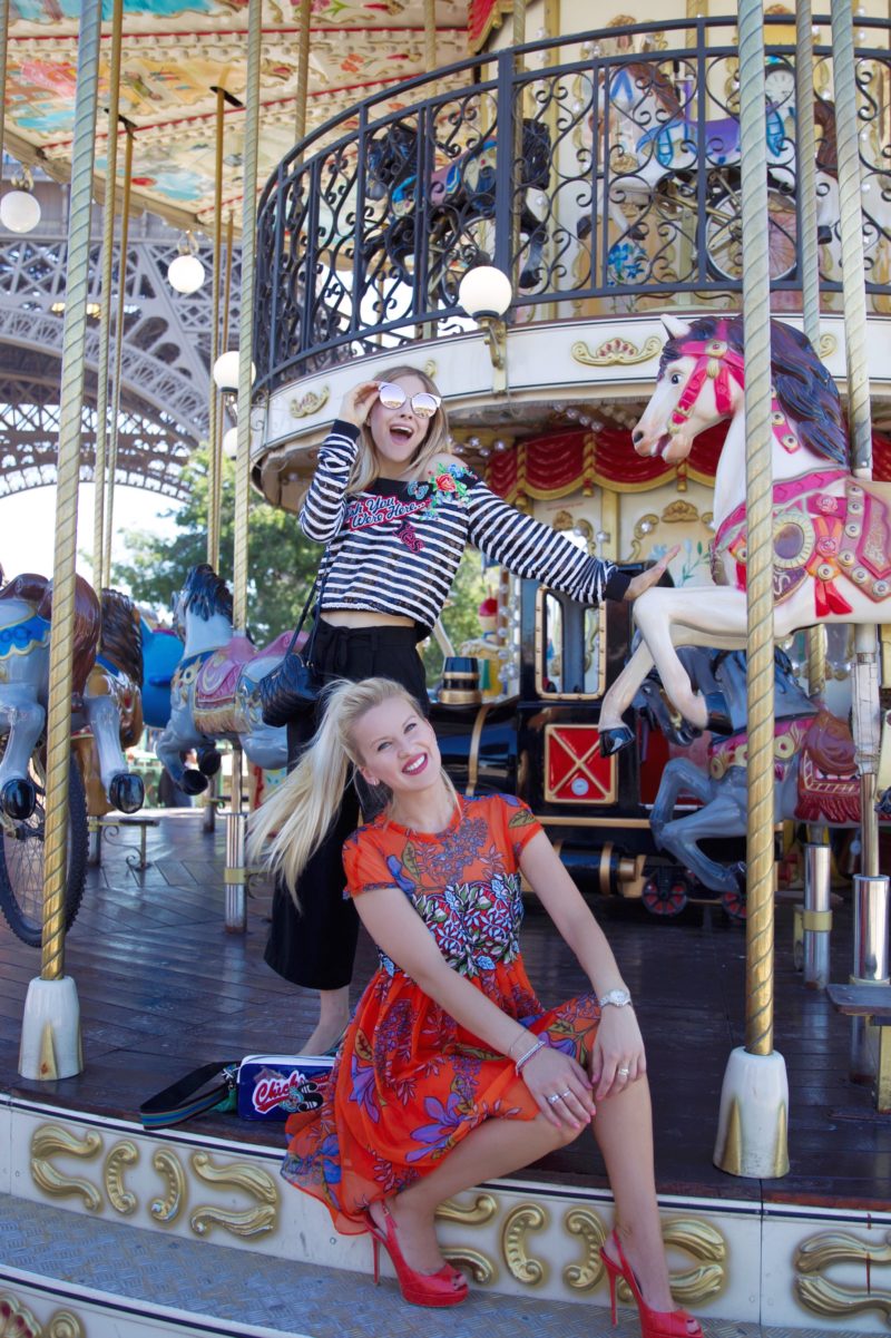 diana zur löwen & palina pralina photoshooting in paris carousel eiffel tower