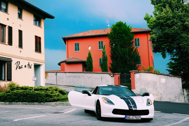 lake como road trip with corvette stingray