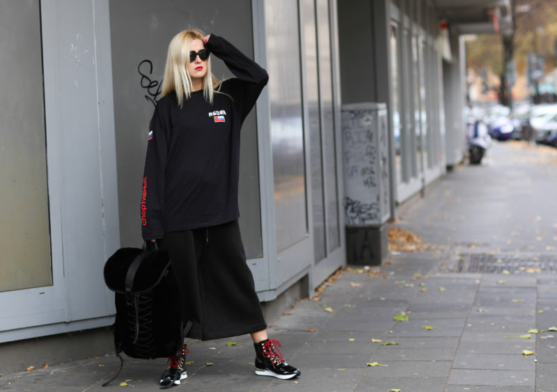 streetiger look, schwarz und rot, oversize pullover, rucksack