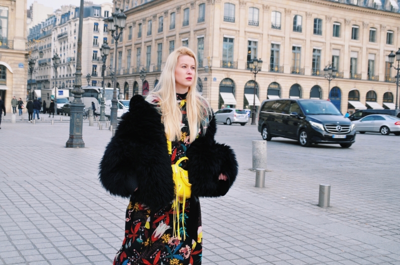Paris, Fake Fur Jacke schwarz, Blümchenkleid, gelbe Tasche