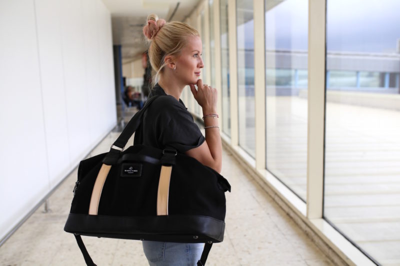 wind & vibes bag, flughafen, schwarzes shirt, jeans