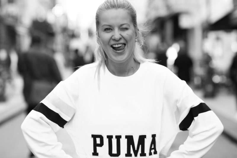 Palina Pralina, Portrait, schwarz weiß, Puma Pullover