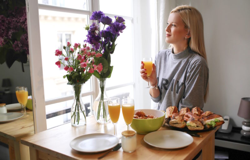 apartment, paris, frühstück, brötchen, orangensaft, blumen