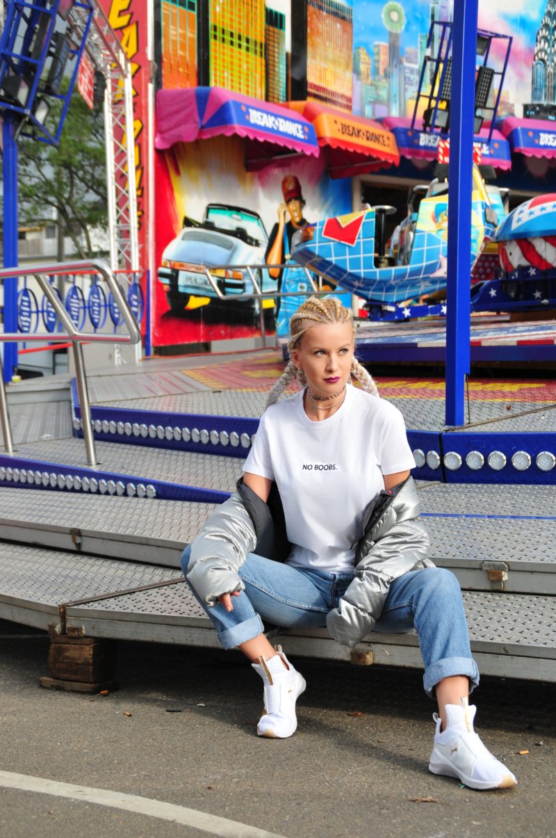 Kirmes, Fahrgeschäft, Palina, weißes Shirt mit Print, weite Jeans, weiße Puma Sneaker