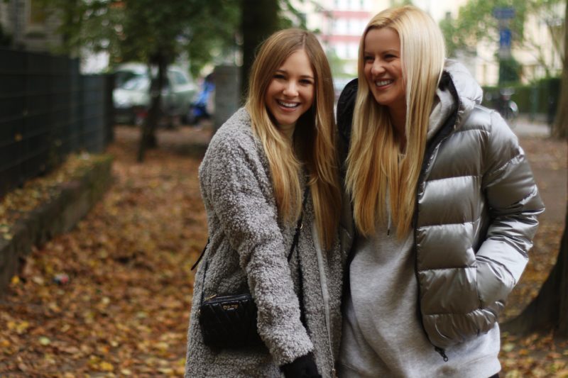 Freunde, Herbst, graue Jacke, silberne Daunenjacke, blond