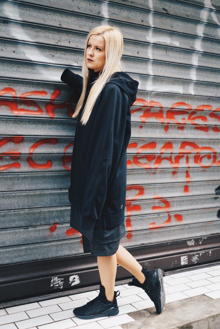 Palina, schwarzer Oversize Hoodie, schwarze Shorts, Puma Sneakers