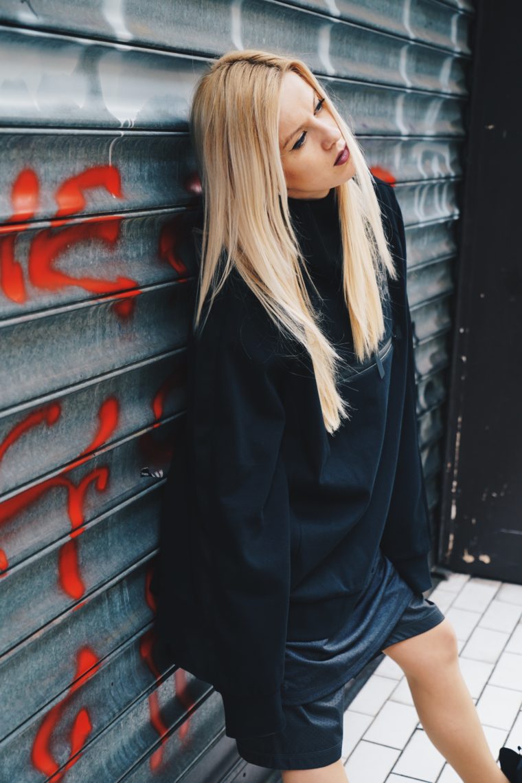 palinapralina, blonde, black sweater, black shorts, puma, blogwalk