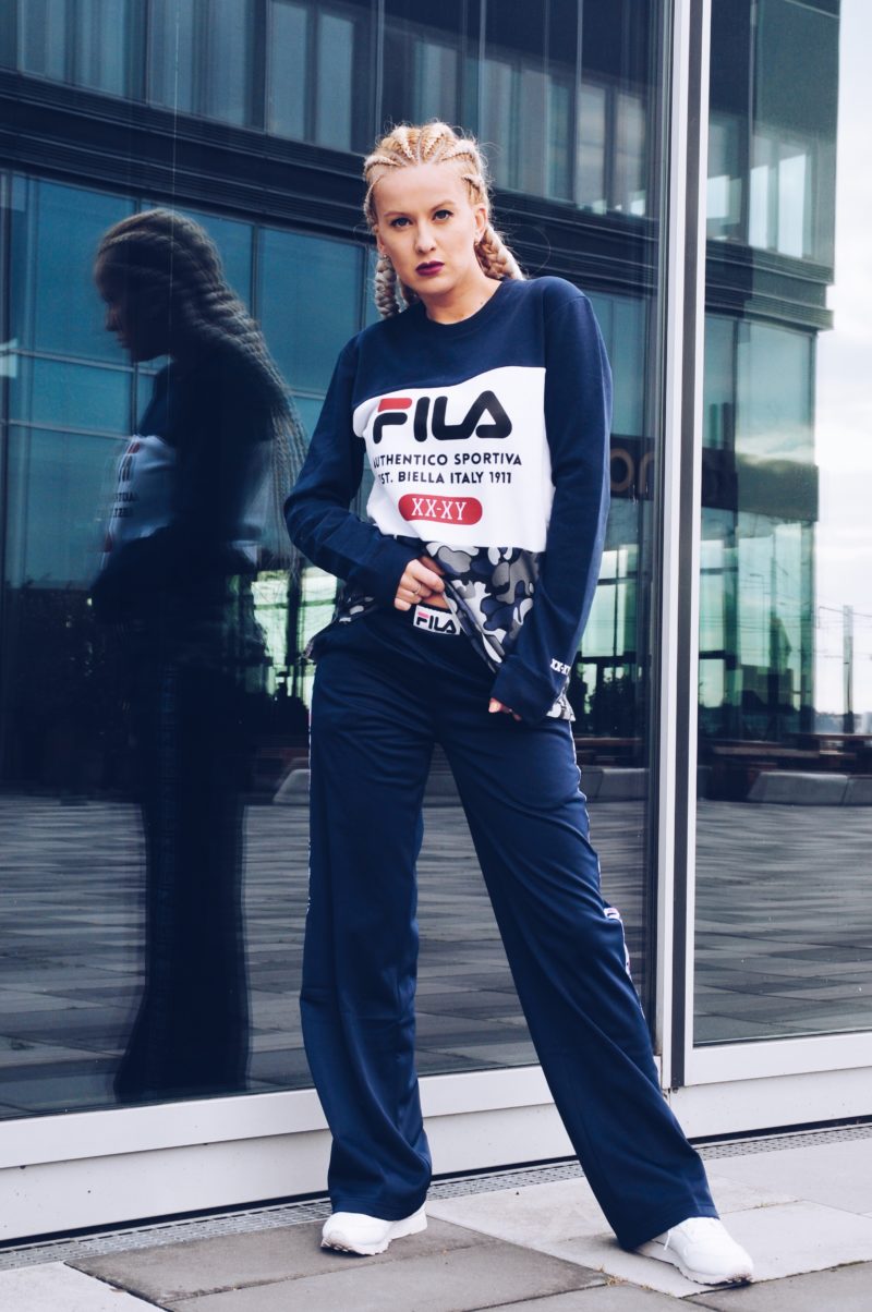 fila sporswear, sweatshirt blue white, camouflage, blue sweatpants, white sneakers
