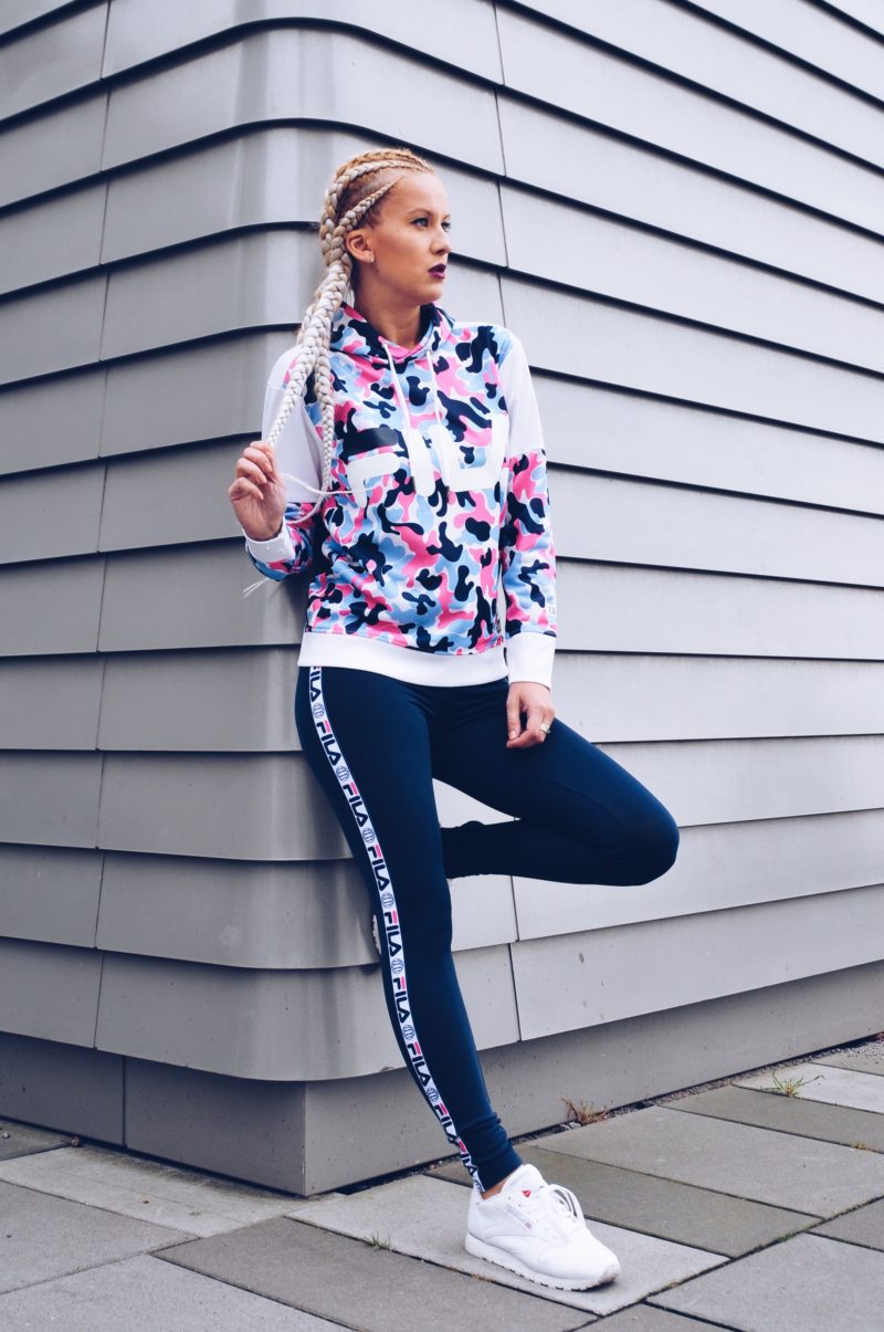 pink camouflage hoodie, fila, blue thights, retro style