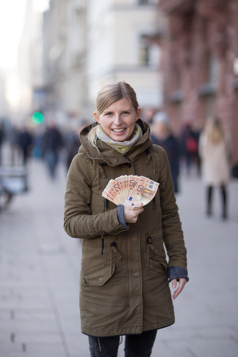 gewinnerin, bargeld, geldscheine, grüner parka