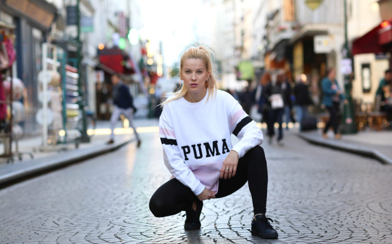 Puma Pullover weiß rosa, schwarze Sporthose, Straße von Paris
