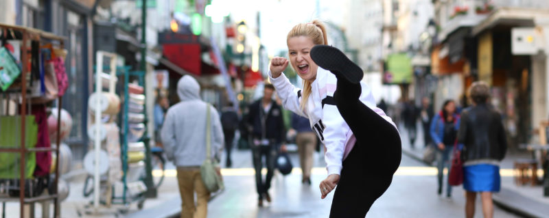 Straße, Paris, Kick, be yourself, urbaner Look, weißer Pullover