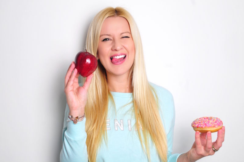 apfel oder donut, pullover babyblau, blondes haar, diättest