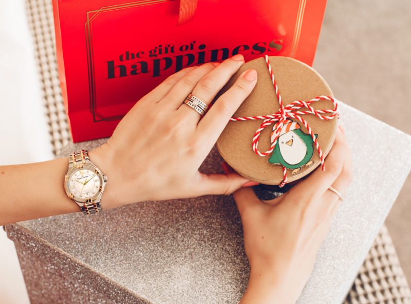 luxus armbanduhr, silber gold, stahlarmband, geschenkverpackung, geschenktüte rot