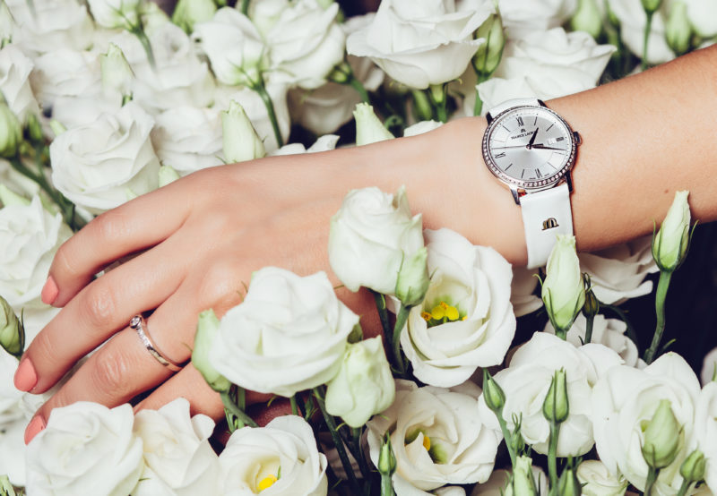 hand, luxusuhr, weiß mit diamanten, shooting, weiße rosen