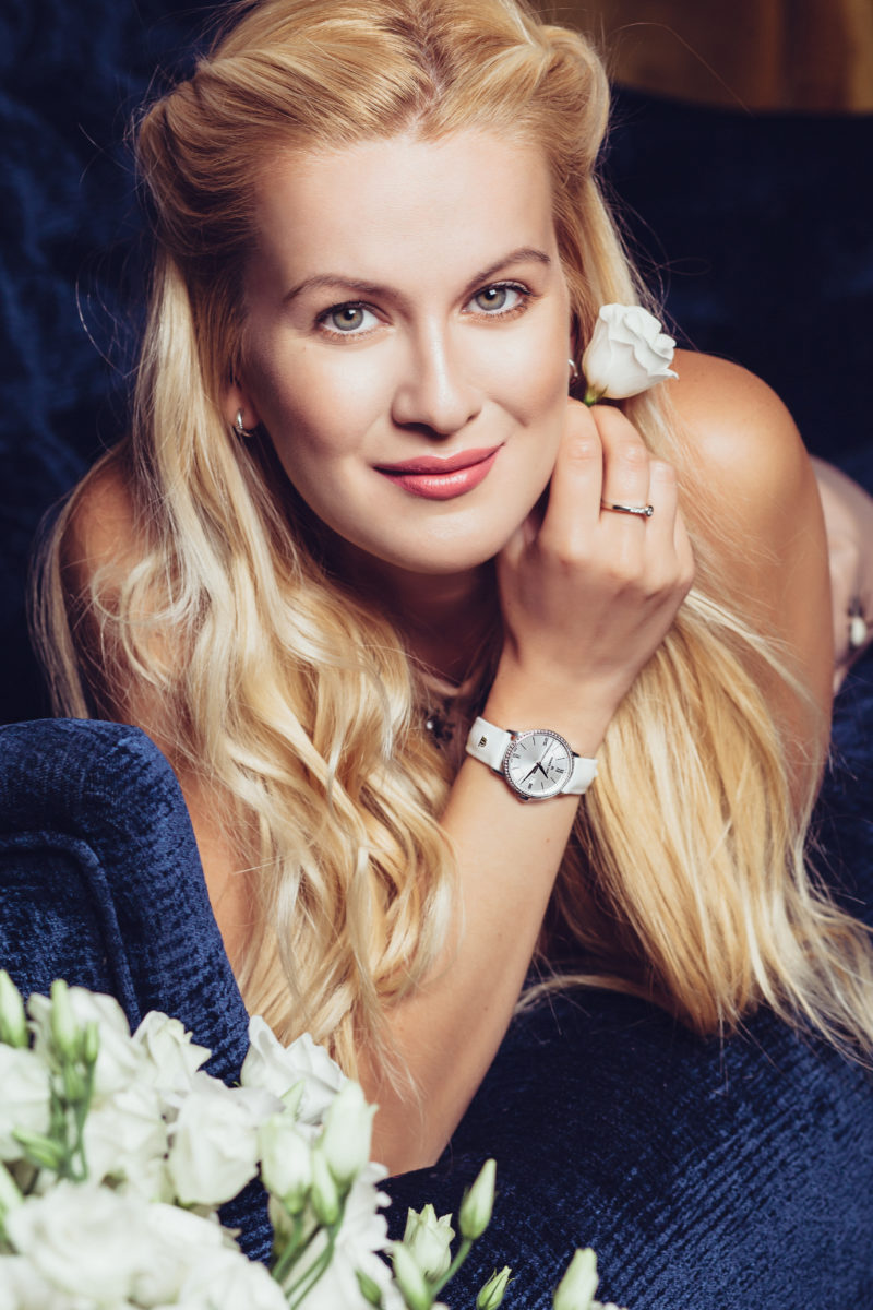 Shooting, weiße Armbanduhr mit Diamanten, blonde Haare, weiße Rosen