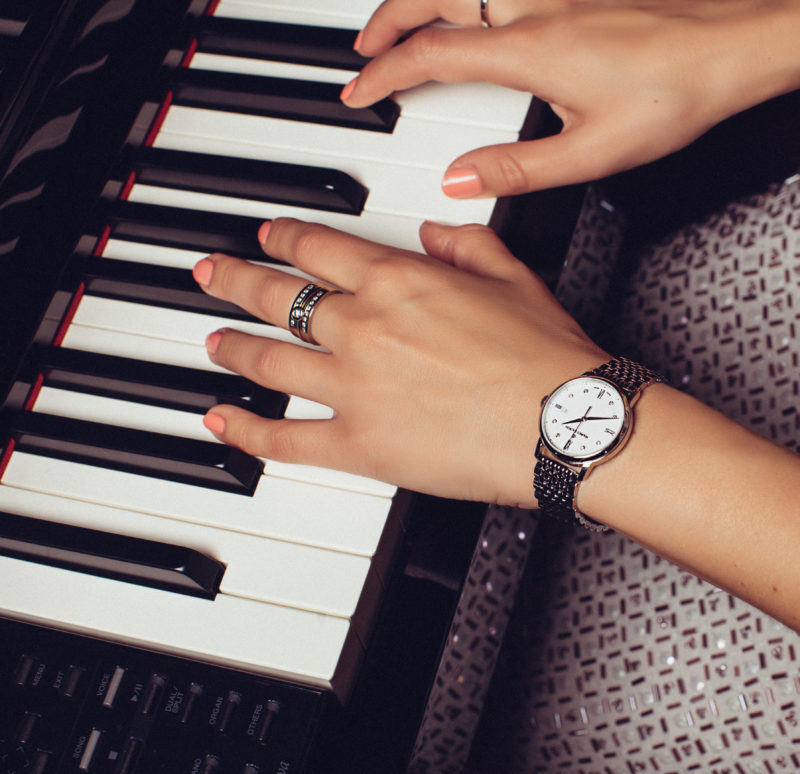 Armbanduhr silber, Stahlarmbad, weißes Ziffernblatt, Diamanten, Klaviertastatur