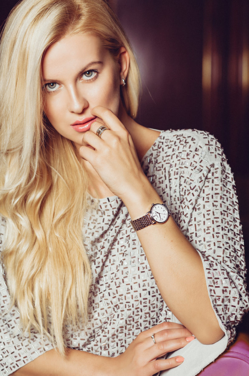 Luxusuhr, silberne Armbanduhr, Pailettenkleid, blonde Haare, Portrait
