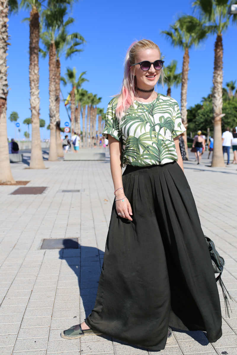 Valencia, Strandpromenade, bedrucktes Shirt, schwarze weite Hose