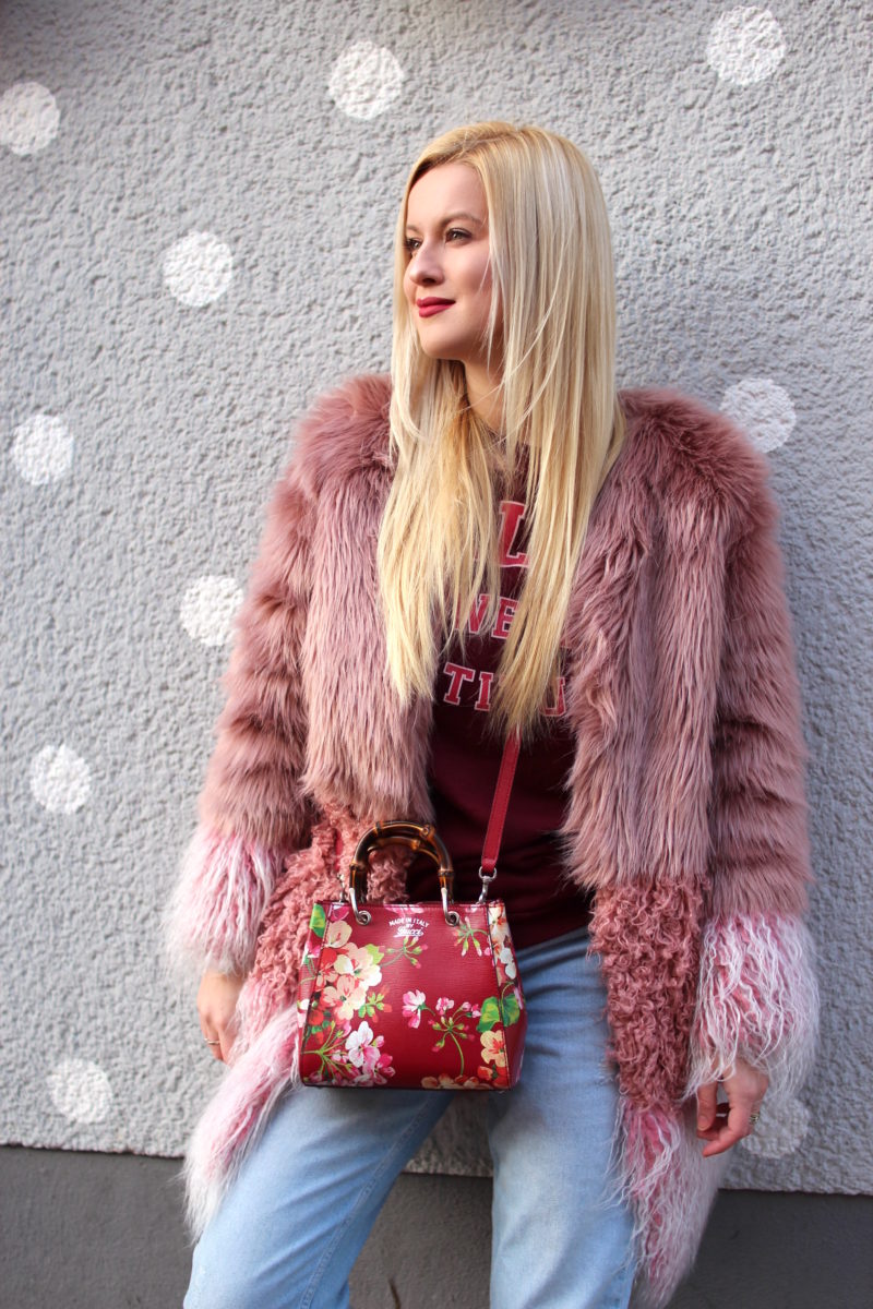 kunstfell, kunstpelz mantel pink, helle jeans, rote handtasche